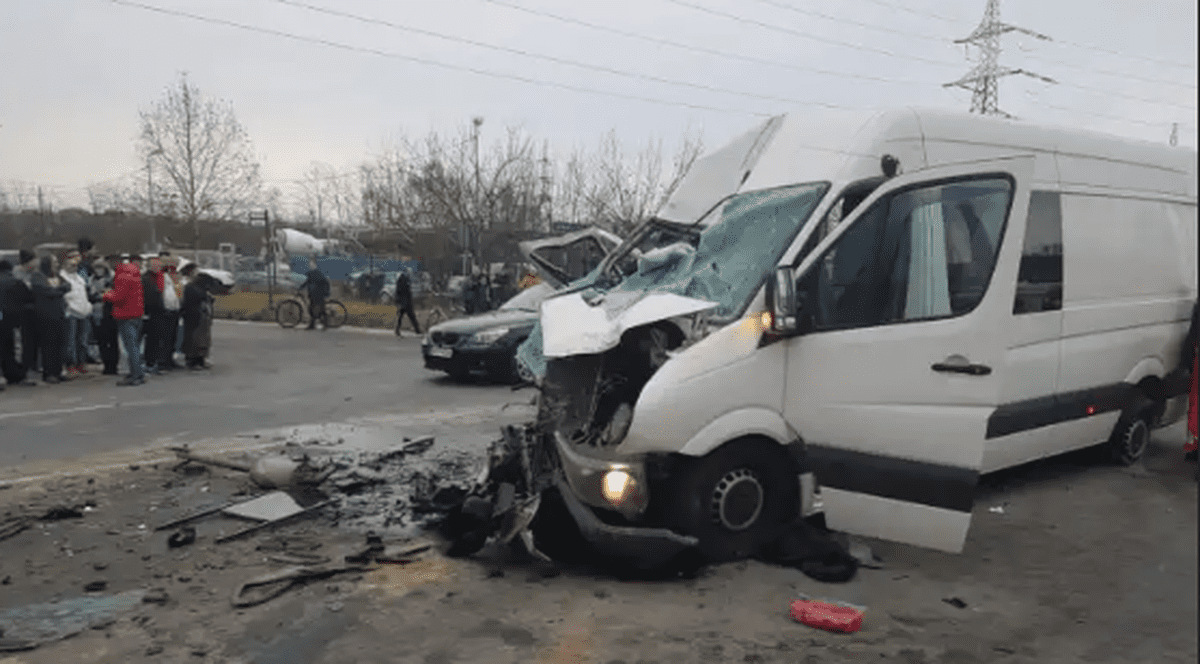 Două persoane au murit și alte trei au fost rănite în Ișalnița, în urma impactului dintre un microbuz și un TIR