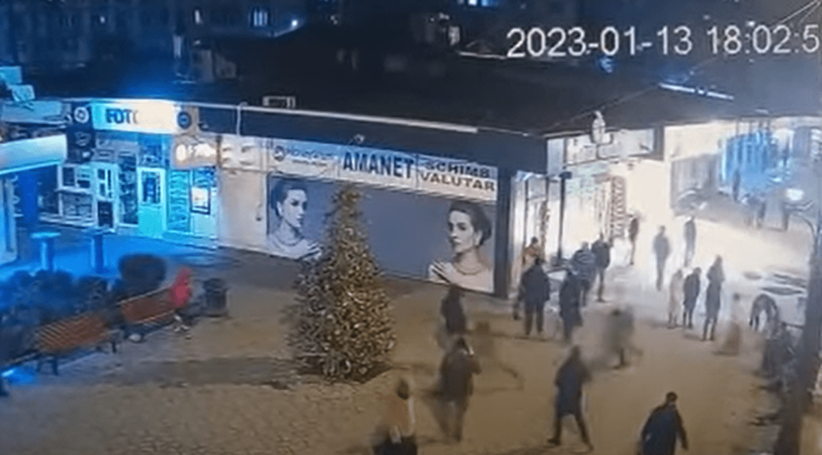 Un adolescent de 16 ani din Bacău a lovit o polițistă care se afla în misiune. Atacul a fost surprins de camere  | VIDEO