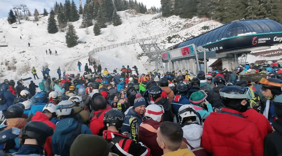 Aglomerație la gondola din Sinaia, unde oamenii au stat și 4 ore la coadă. „Gondola nu merge, dar cartele vând la greu” | VIDEO