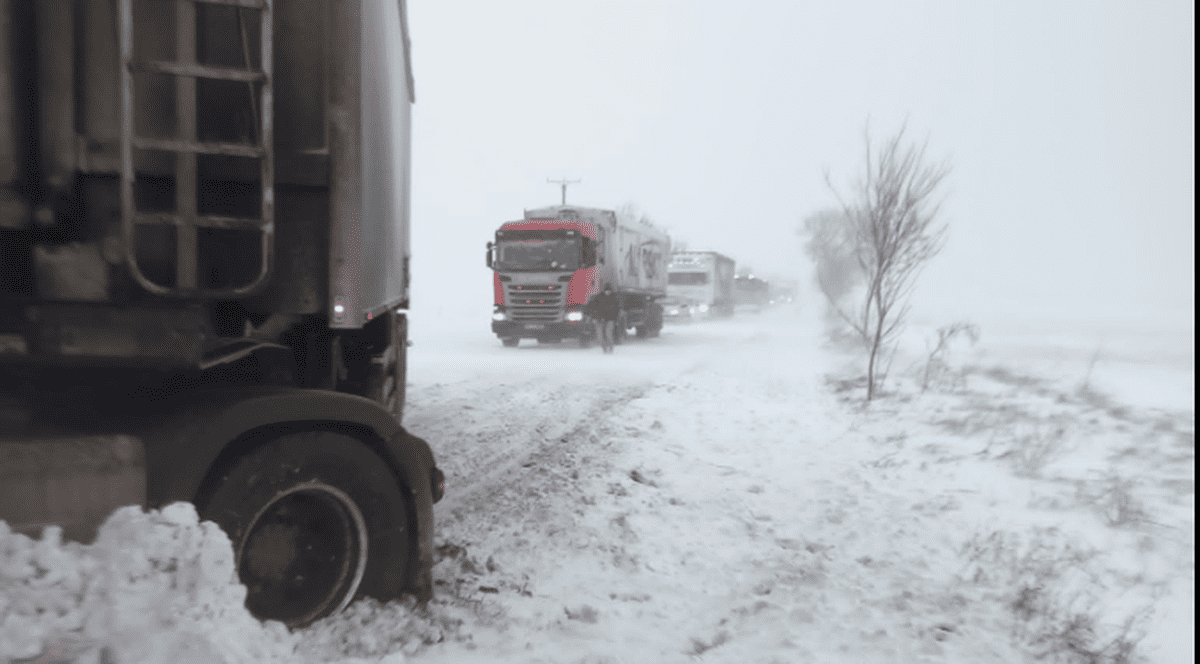 Trafic blocat pe DN2, între Urziceni și Buzău, din cauza unui TIR care a derapat. Restricții de circulație pe un drum din Dâmbovița