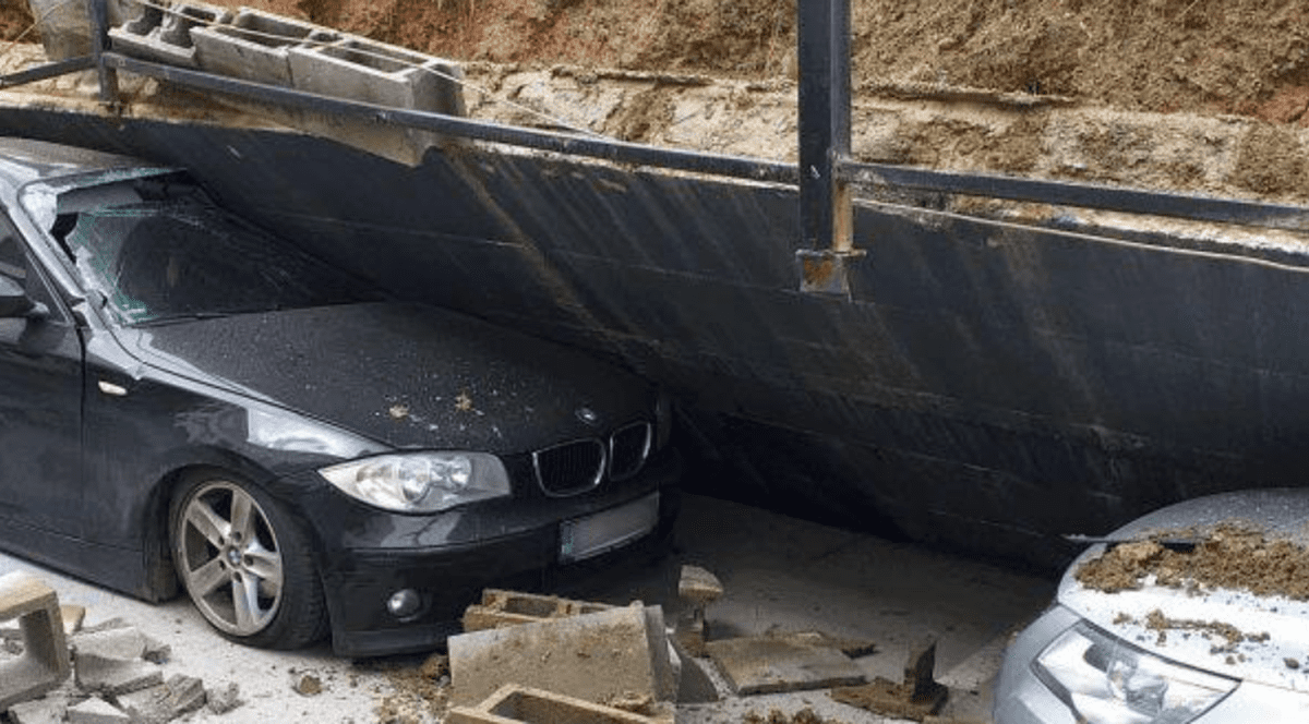 Un zid s-a prăbușit în Cluj-Napoca și a distrus șase mașini. Poliția a deschis o anchetă