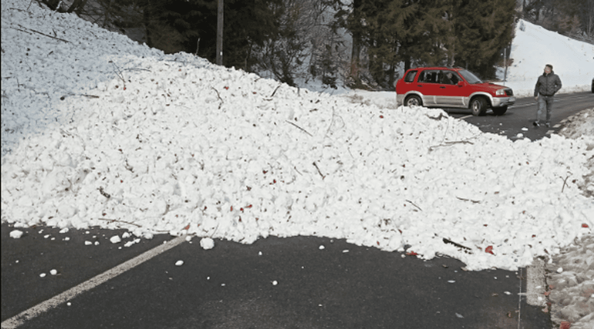 Drum blocat de avalanșă în Bistrița-Năsăud. Intervin mai multe echipaje