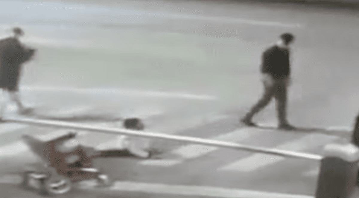 Tânăr în scaun cu rotile, bătut în fața primăriei, la Roman. Poliția a deschis o anchetă. VIDEO