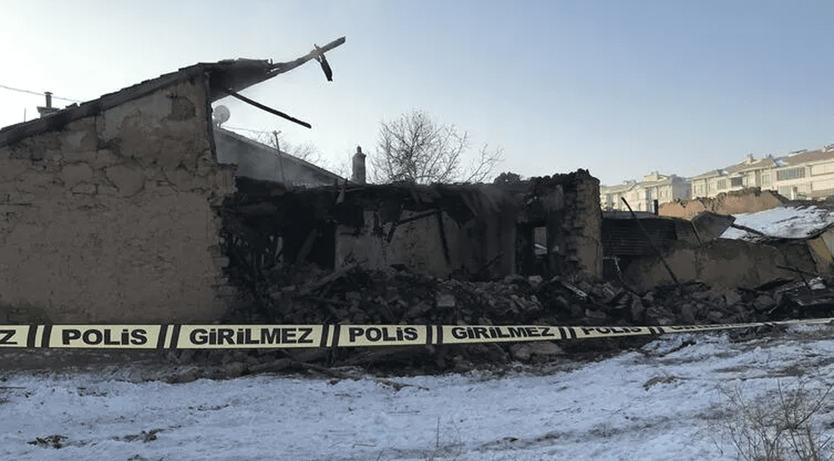 O familie din Turcia, părinții și cinci copii, a pierit într-un incendiu, după ce a scăpat teafără la cutremur