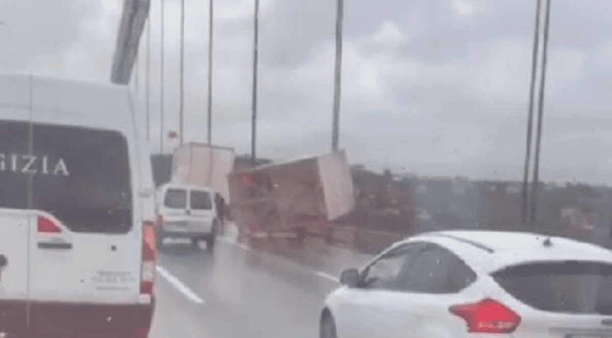Momente de panică pe podul Fatih Sultan Mehmet din Istanbul. Vântul puternic a răsturnat o remorcă