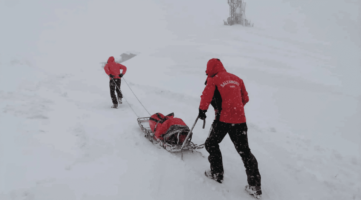 Turiştii care au rămas blocaţi la Bâlea Lac au fost coborâţi de pe munte de salvamontiști. VIDEO