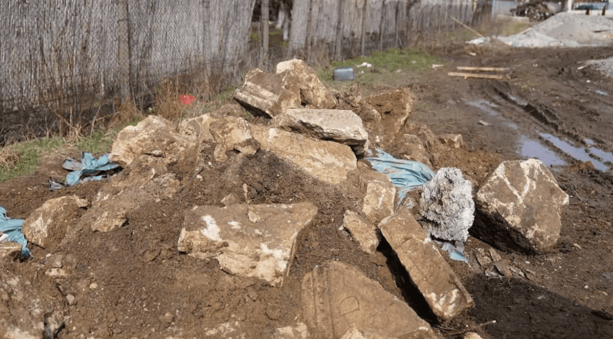 Un sarcofag roman vechi de peste 1.700 de ani a fost distrus cu excavatorul în timpul unei săpături, la Alba Iulia