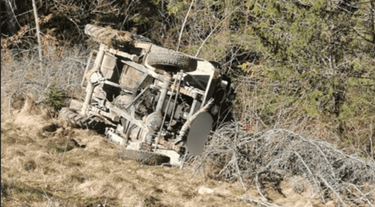 Un șofer din Argeș a plonjat cu mașina într-o râpă de 200 de metri. Bărbatul a fost rănit