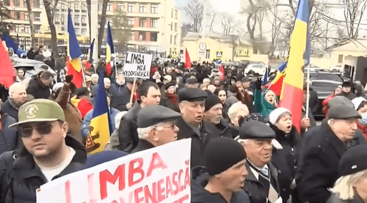 Protest la Chişinău față de proiectul de lege privind limba română în legislație. „Noi vorbim moldovenește!”