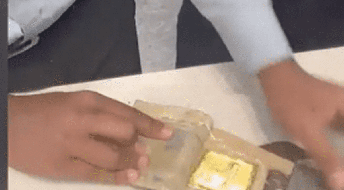 Turist prins cu peste un kilogram de aur ascuns în șlapi, pe un aeroport din India