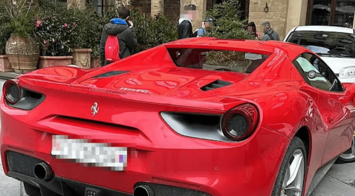 Un american care nu avea permis valabil și-a parcat bolidul de lux în mijlocul celebrei Piazza della Signoria din Florența. Ce amendă a primit