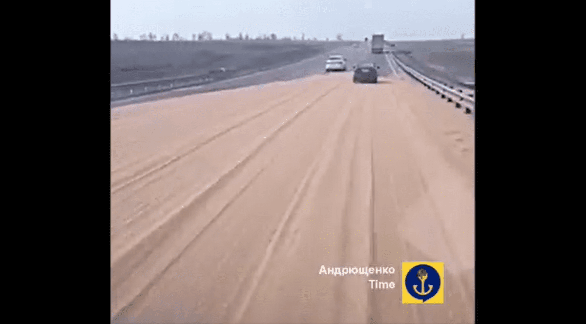 Rușii au împrăștiat „20 de tone de grâu ucrainean" pe drumul care duce spre ieșirea din Mariupol, acuză un oficial local
