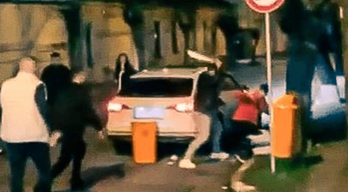 Anchetă a poliţiei, în urma unei bătăi în stradă, la Reghin, în care unul dintre cei implicați a folosit o macetă. Șase bărbați au fost reținuți