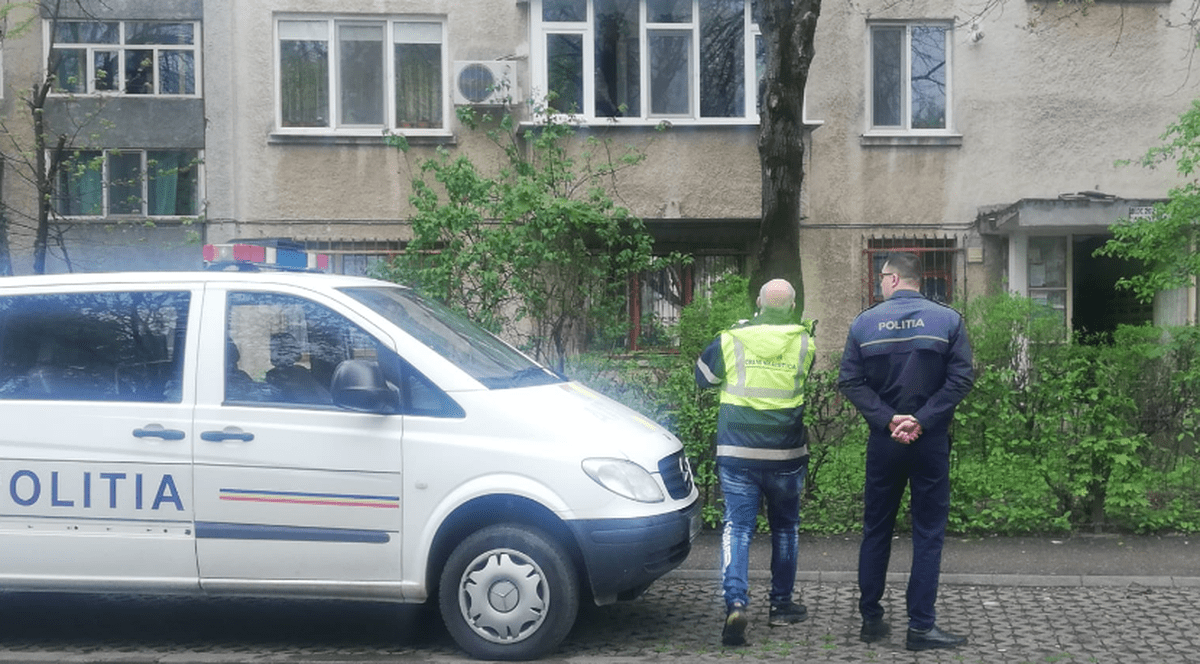 Un băiețel de 2 ani a murit, după ce a căzut de la etajul al patrulea al unui bloc, în Ploiești