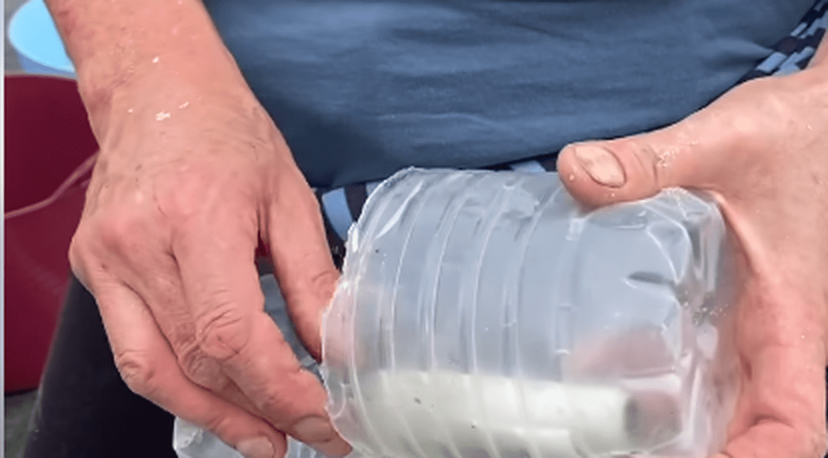 A lăsat un mesaj într-o sticlă pe care a aruncat-o în Pacific. Bilețelul a fost găsit după 10 ani, pe o plajă din Australia