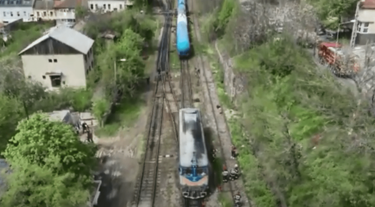 Locomotiva unui marfar încărcat cu motorină a luat foc la 200 de metri de gara din Oradea