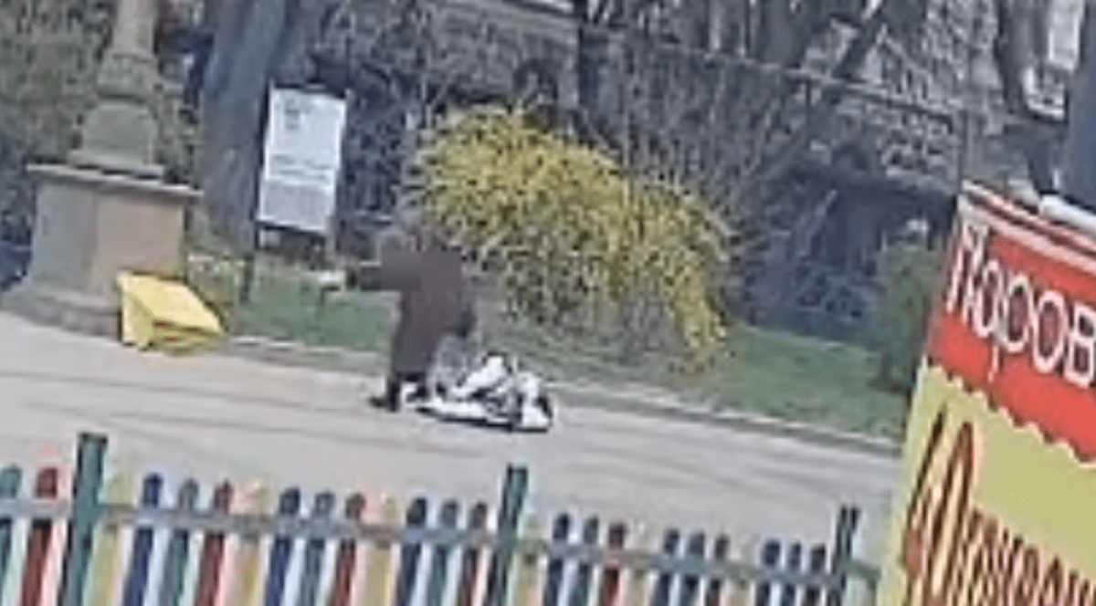 O femeie de 86 de ani a fost rănită grav de un copil care a dat peste ea cu un cart de jucărie, în Ucraina - VIDEO