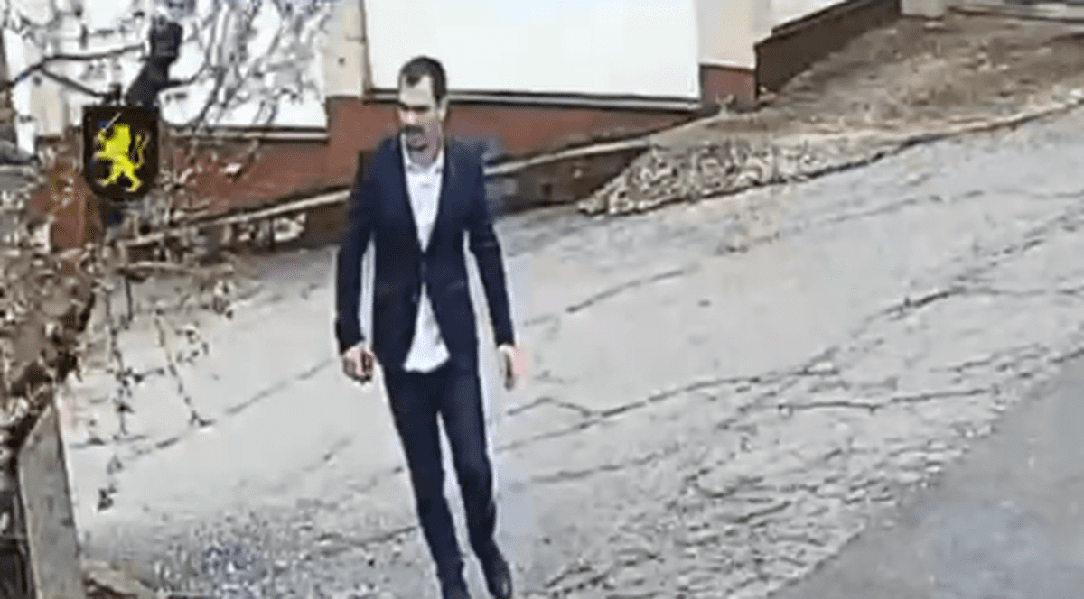 VIDEO. Un om de afaceri moldovean evadează înainte să fie băgat în arest. Acuzat că a înșelat sute de clienți români și moldoveni