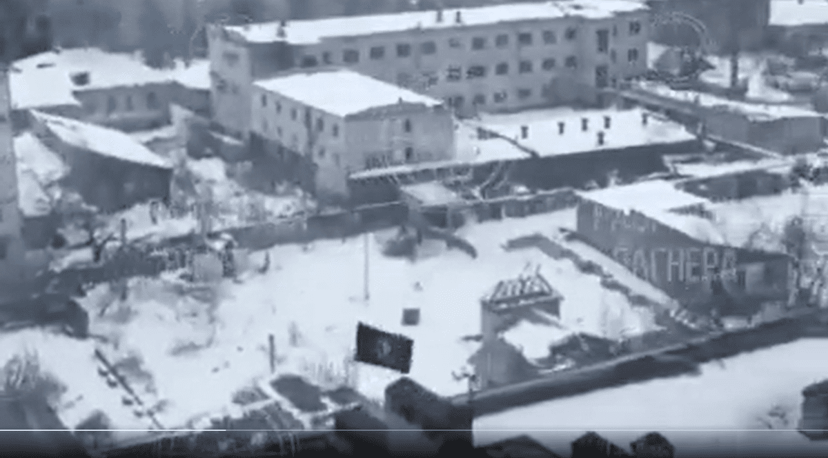 Steagul negru al mercenarilor Wagner flutură în apropiere de centrul orașului Bahmut