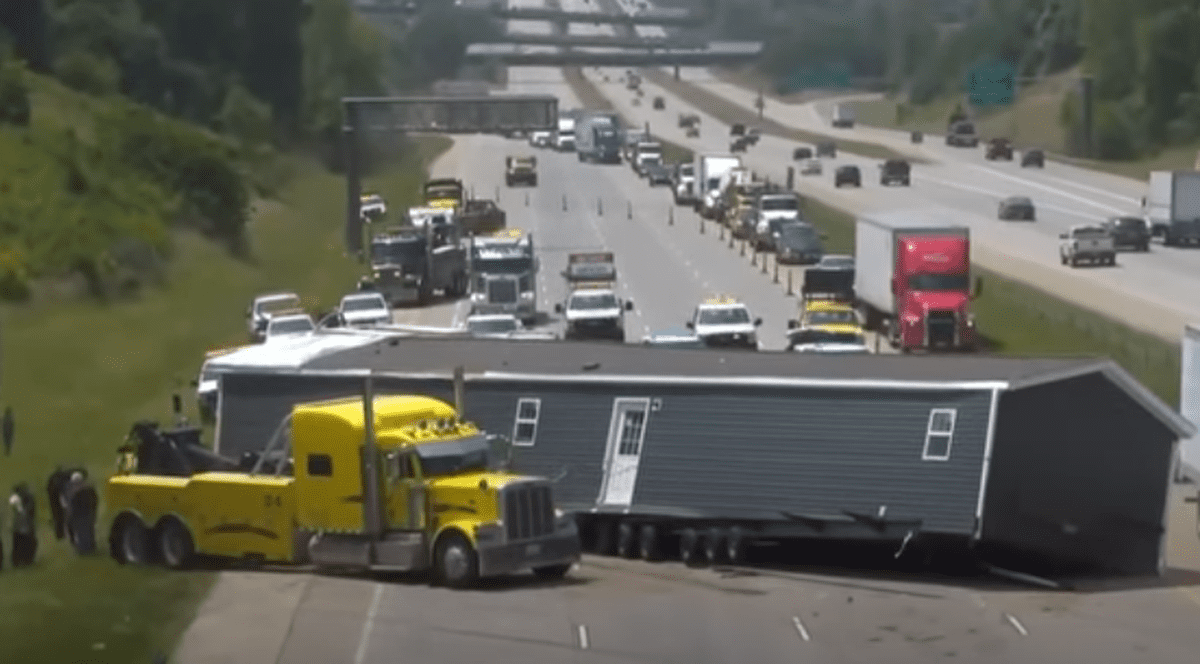 Cum a ajuns o casă să blocheze o autostradă din SUA. Cozile de mașini s-au întins pe 20 de kilometri