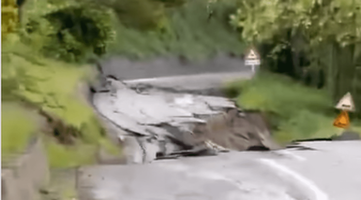 Noi imagini apocaliptice din Italia, cu un drum care se rupe din cauza alunecărilor de teren. Premierul Giorgia Meloni a vizitat zonele calamitate de inundații