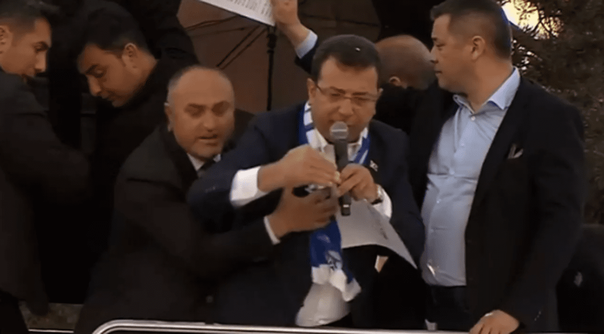 Primarul din Istanbul, opozant al președintelui Erdogan, atacat cu pietre când ținea un discurs pe autocarul de campanie