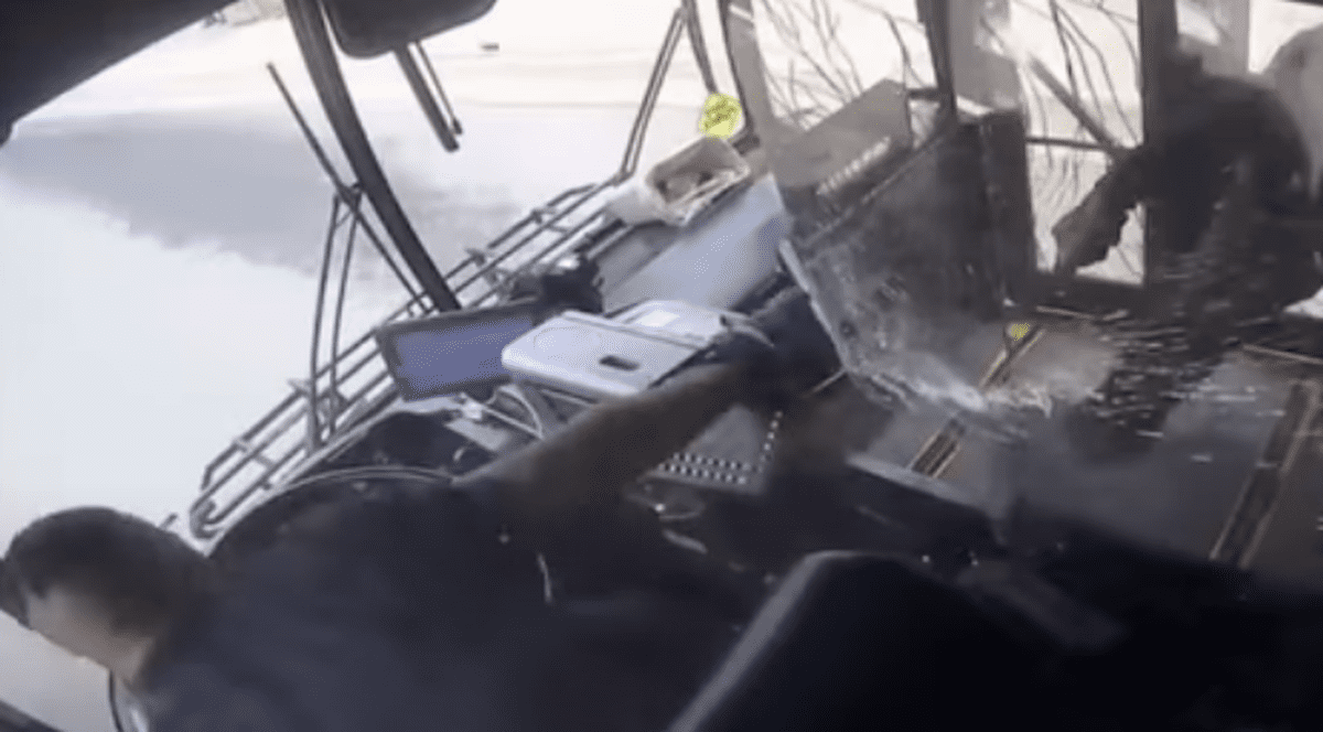 Schimb de focuri într-un autobuz, în SUA, între un pasager și șoferul care a refuzat să oprească între stații. Momentul a fost filmat