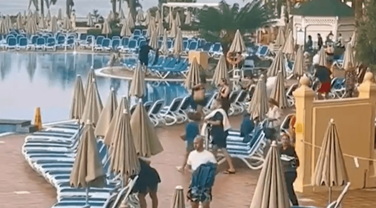 „Lunetiștii!”. Momentul în care zeci de turiști se îmbulzesc să prindă un șezlong la piscina unui resort din Tenerife