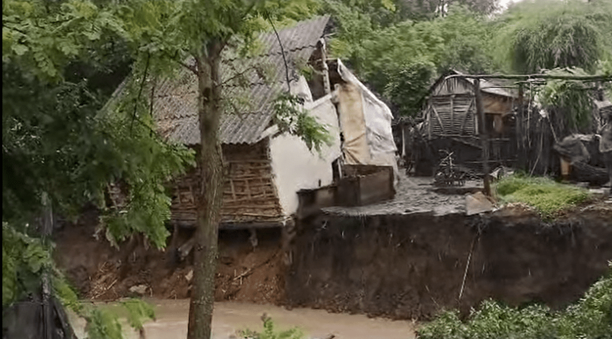 Anexa unei gospodării din Dolj, luată de ape după ce un mal s-a surpat. Mai multe gospodării și un drum au fost inundate