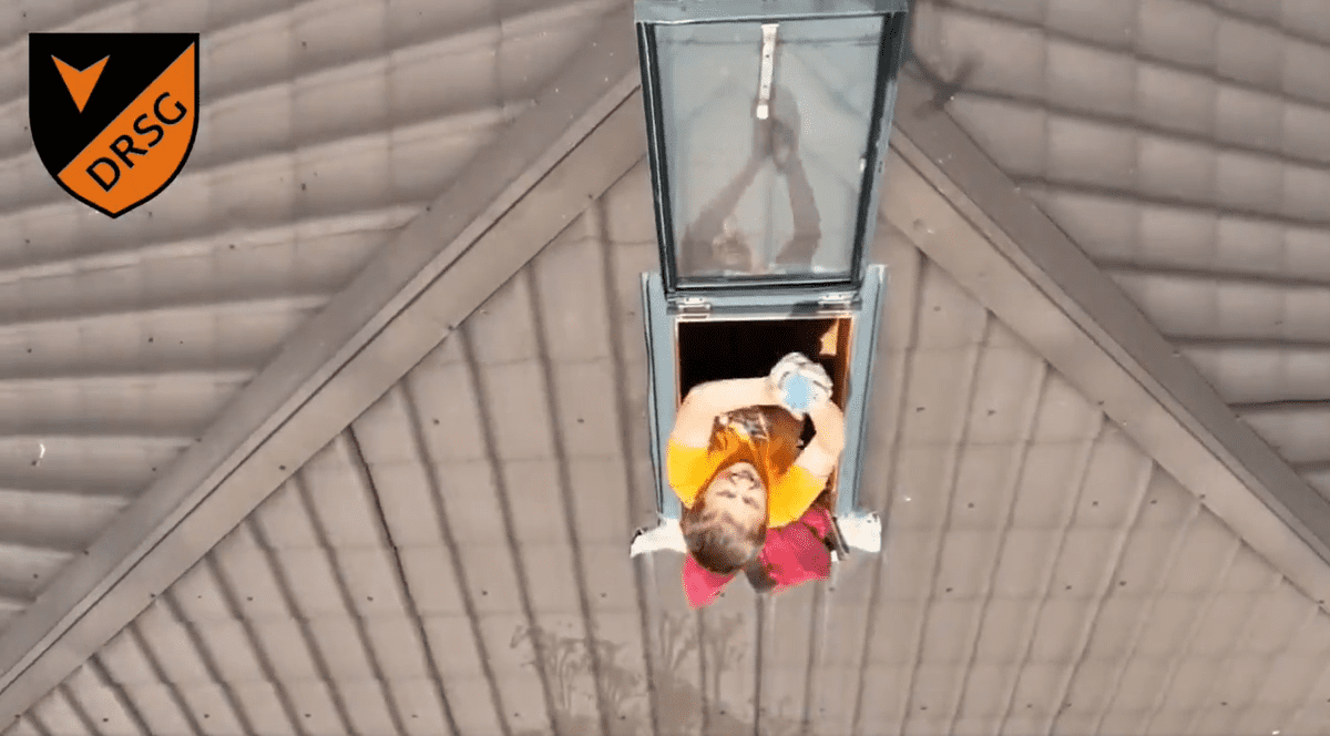 Momentul în care un copil blocat în mijlocul inundațiilor, în orașul Oleșkî, primește o sticlă de apă potabilă livrată cu drona | VIDEO