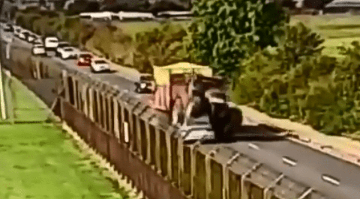 Momentul în care un tractorist drogat pierde controlul volanului, intră pe sensul opus și strivește o mașină care circula regulamentar, în Anglia