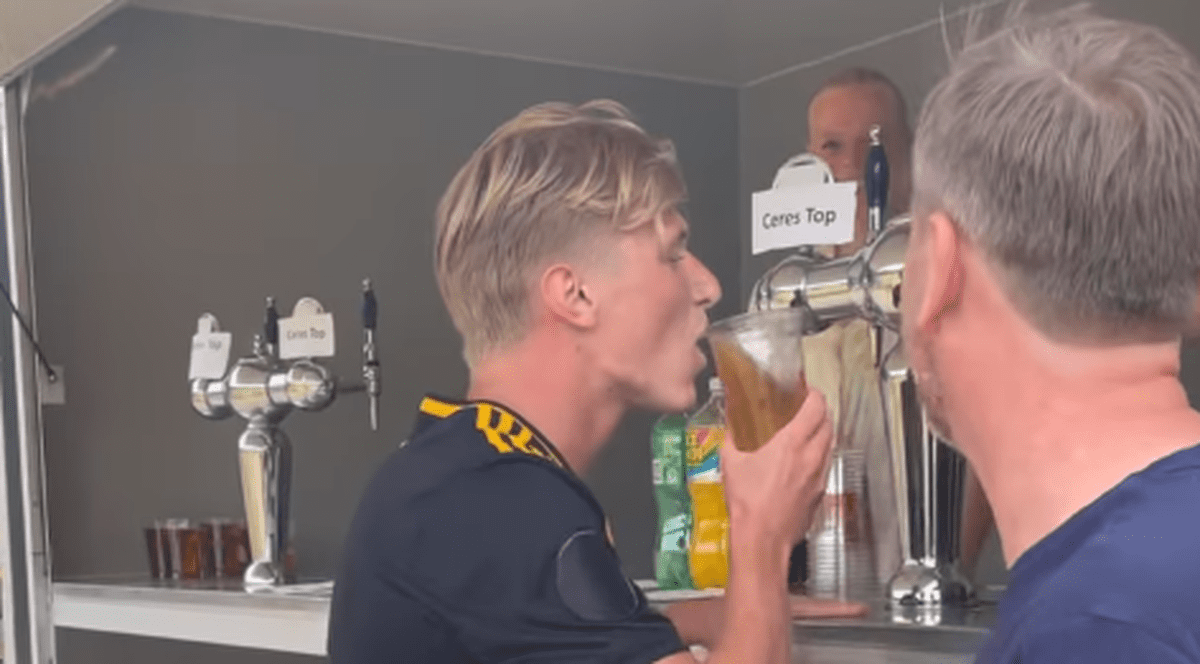 Să curgă berea! După ce a marcat, un fotbalist a fugit direct la toneta cu băutură, unde a tras o dușcă, în Danemarca - VIDEO