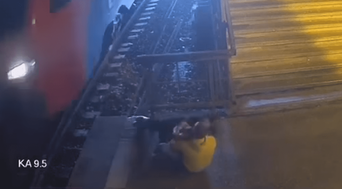 Momentul în care o mamă și fiul ei sunt salvați din fața trenului, într-o stație din Belgrad: „Am fost la locul potrivit, în momentul potrivit”