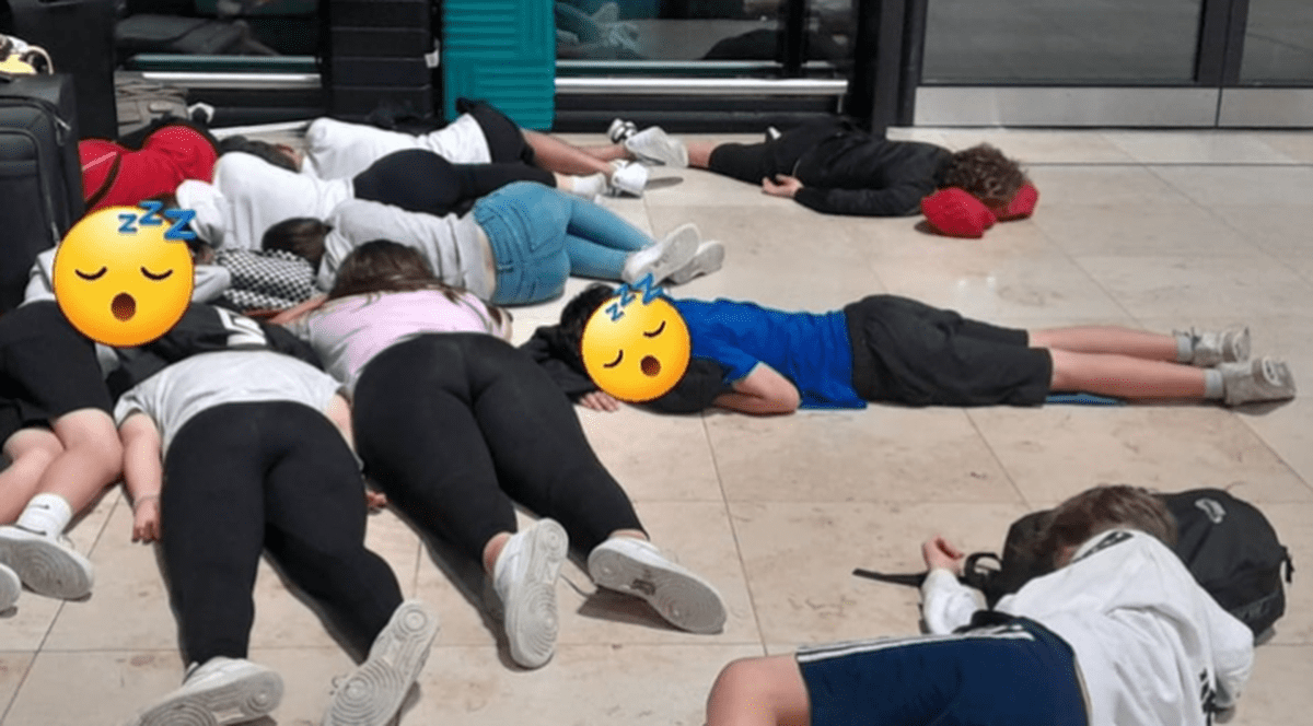 Zeci de copii au dormit pe jos în aeroportul din Berlin, după ce zborul lor spre Spania a fost anulat: „Nu ne-au dat pături, mâncare, nimic. A fost un dezastru"