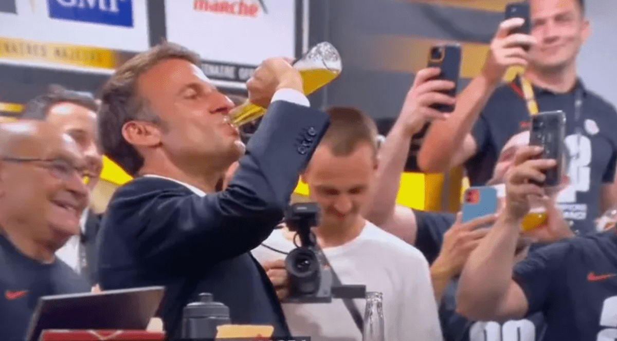 „Masculinitate toxică”. Macron, criticat pentru că a dat pe gât o sticlă de bere, în vestiarul echipei de rugby Toulouse