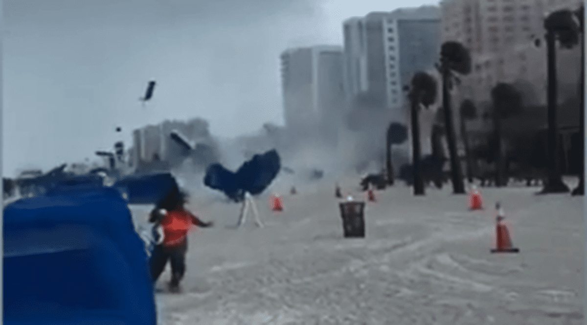 Imagini cu turiști care fug speriați de pe o plajă din SUA, lovită de o minitornadă
