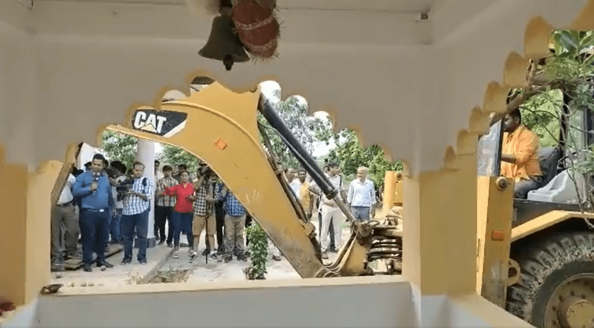 Momentul în care poliția din India dărâmă cu un buldozer casa unui bărbat acuzat că a urinat pe un tânăr indigen | VIDEO