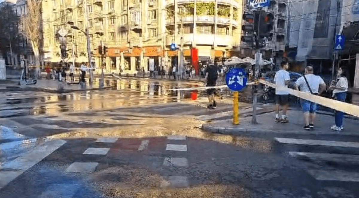 Trafic restricţionat până miercuri pe Calea Victoriei din Capitală, după ce o avarie la rețeaua de apă a inundat șoseaua