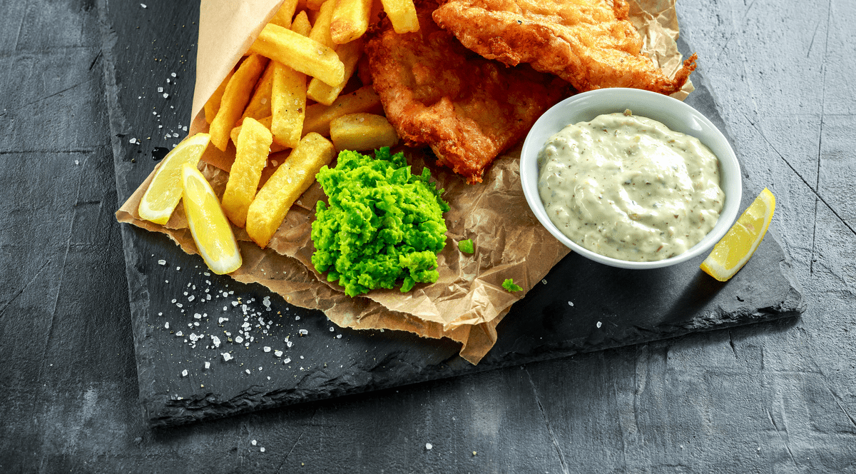 Fish and chips cu piure de mazăre și sos de tartar