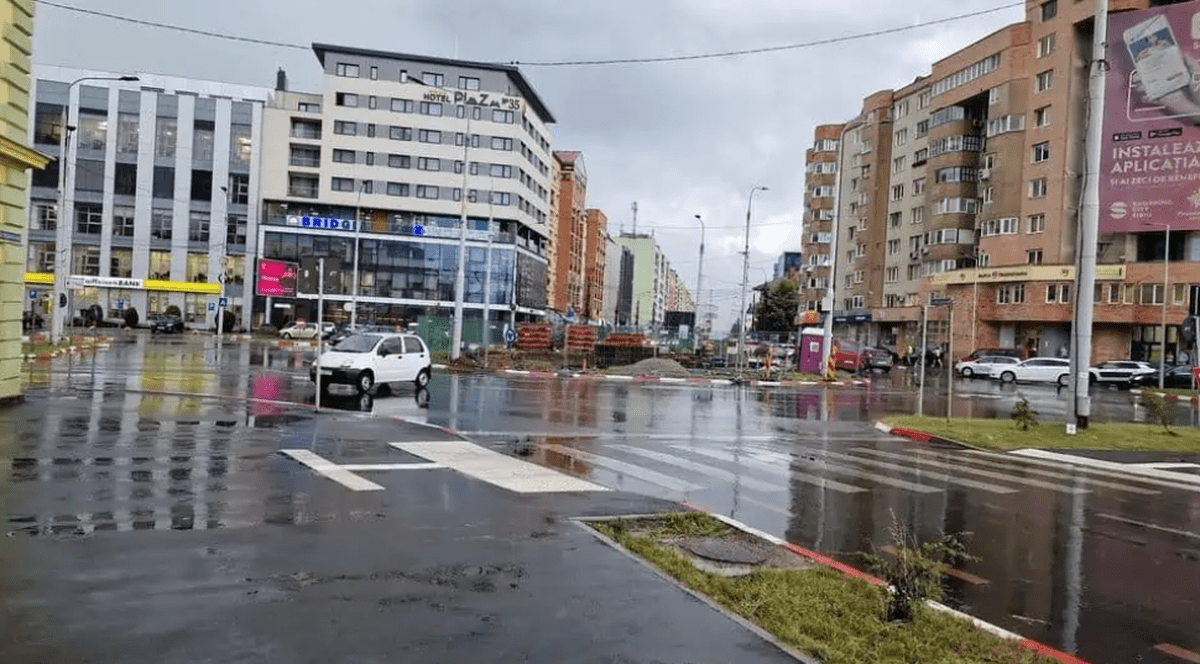 Un Matiz a fost luat de vânt și dus într-o intersecție din Sibiu