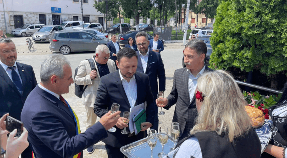 Ministrul mediului, primit cu pâine și vin la Ighiu, comună din Alba puternic afectată de inundații acum trei săptămâni