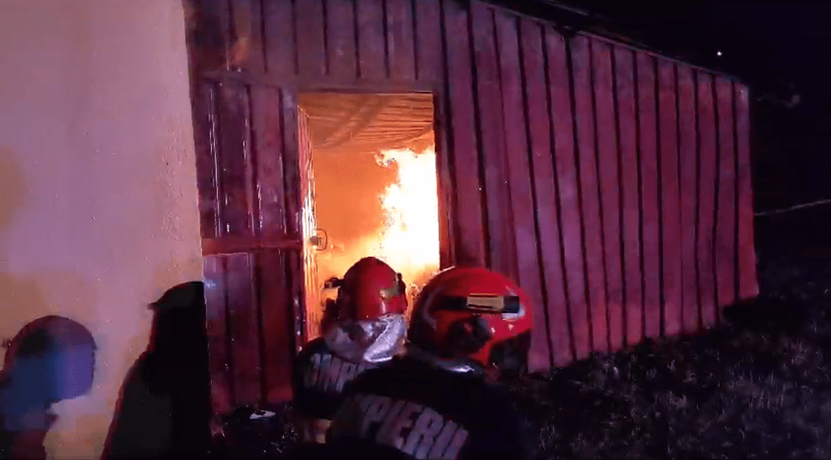 Incendiu la o școală din județul Galați. 30 de pompieri s-au luptat cu flăcările