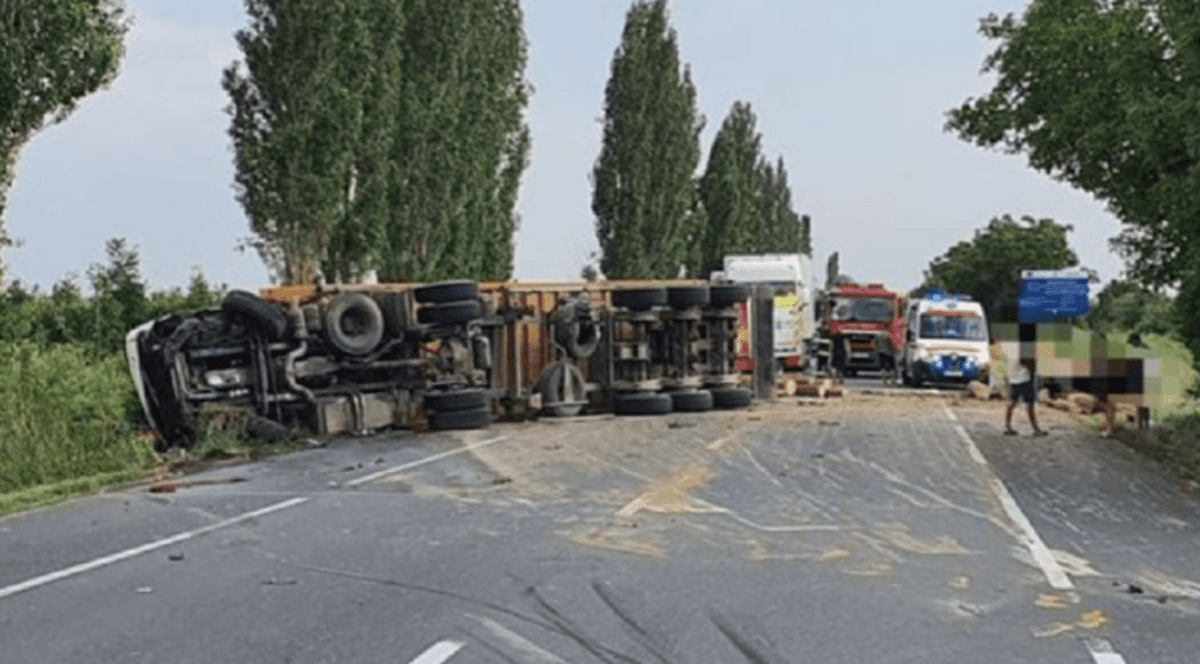 Trafic blocat pe DN1A Ploiești-București, după ce un camion s-a răsturnat la Crevedia, în Dâmbovița