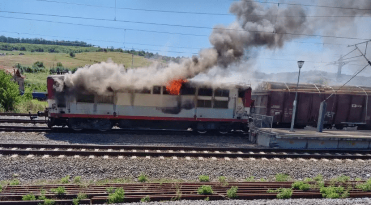 Locomotivă în flăcări, într-o gară din Sibiu. Sunt mari degajări de fum