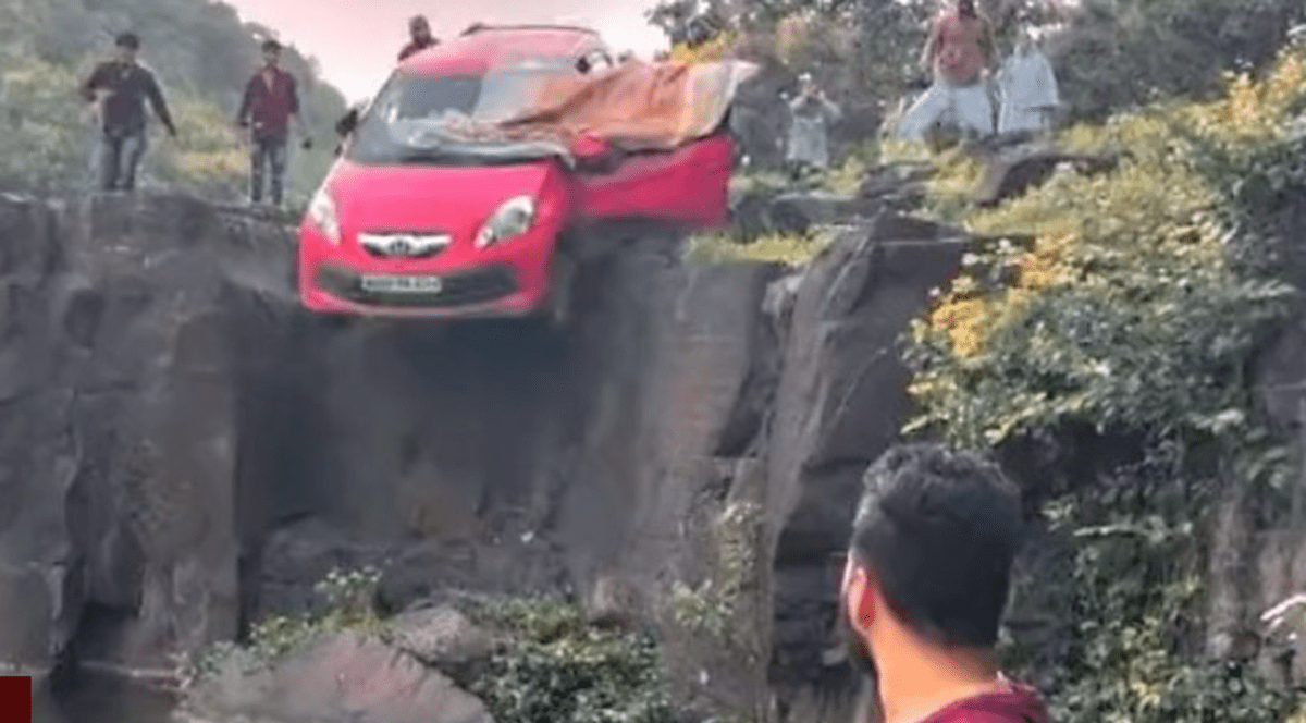 Momentul în care o mașină cade într-o cascadă, în India. Șoferul a uitat să tragă frâna de mână