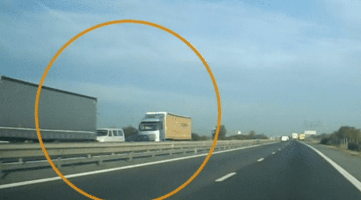 Accidentul cu cinci morți de pe A1, filmat de o cameră de bord. Microbuzul a fost strivit între cele două TIR-uri - VIDEO