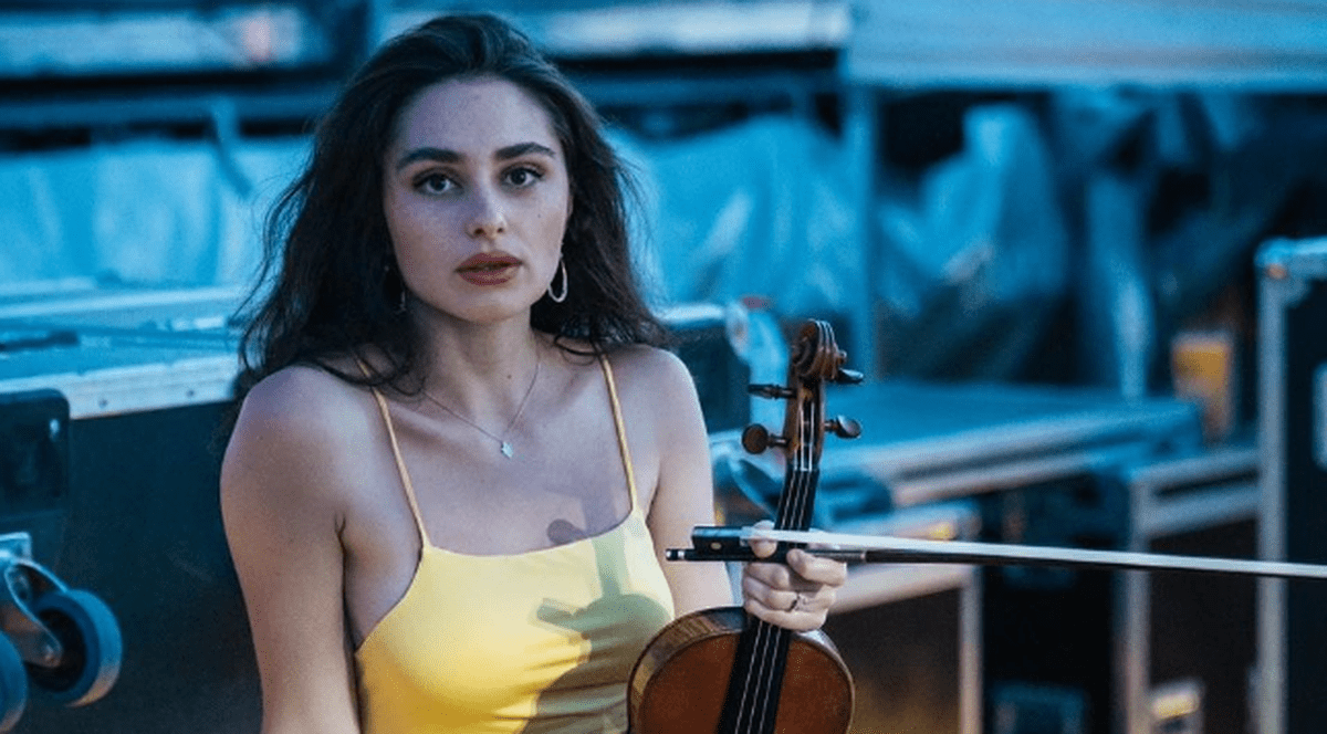 O violonistă din Franța, criticată pentru pozele în costum de baie de pe Instagram: „Muzica clasică este și pentru tineri”