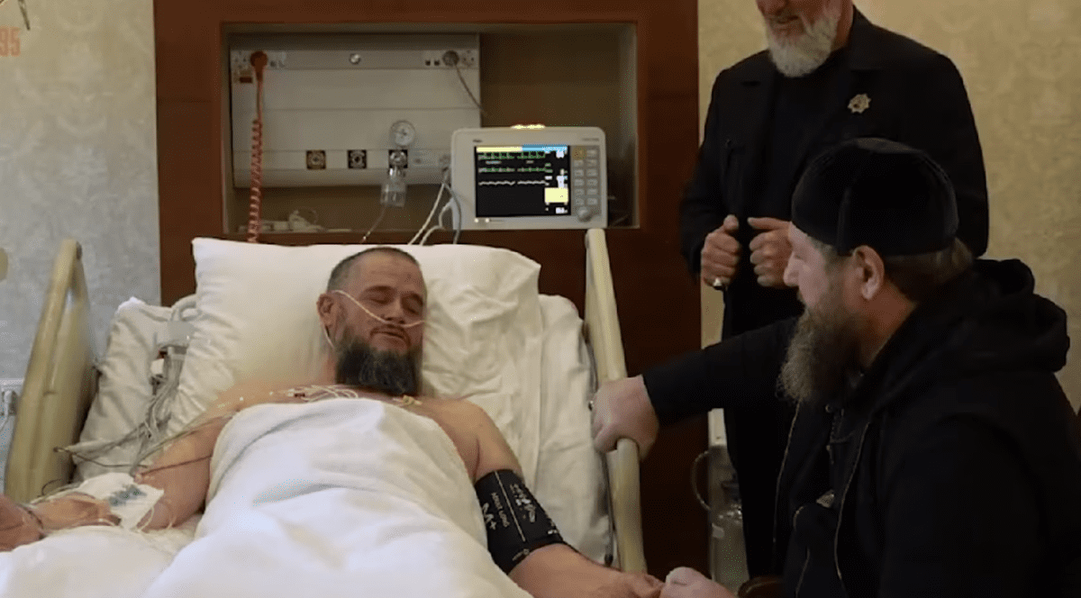 „Sunt în viață, nu mai mințiți”. Ramzan Kadîrov a publicat un videoclip înregistrat într-un spital din Moscova, unde este internat unchiul său