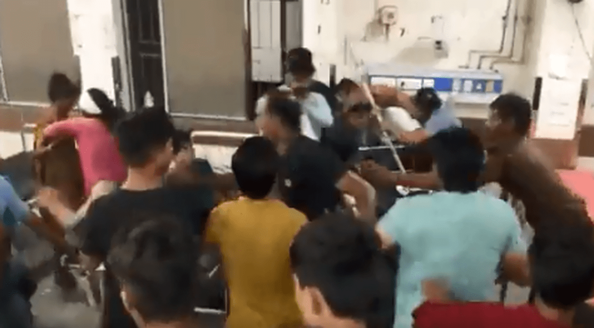 12 arestați, după o bătaie în camera de urgență a unui spital din India. VIDEO