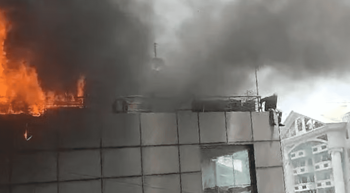 Momentul în care un bucătar sare de la etajul al patrulea, după ce cafeneaua în care lucra a luat foc, în India | VIDEO